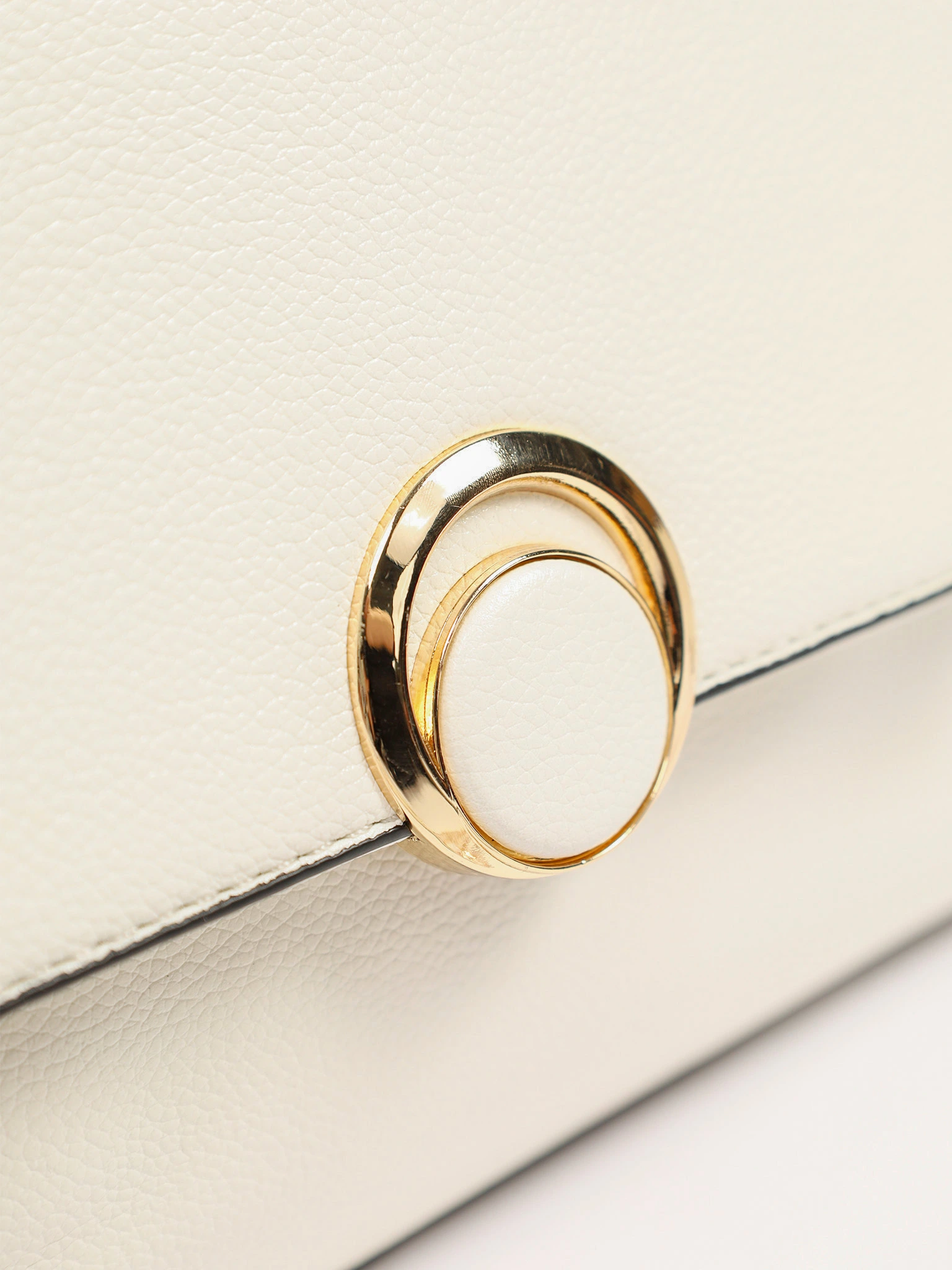 Сумка-кроссбоди с декоративной пряжкой в ассортименте